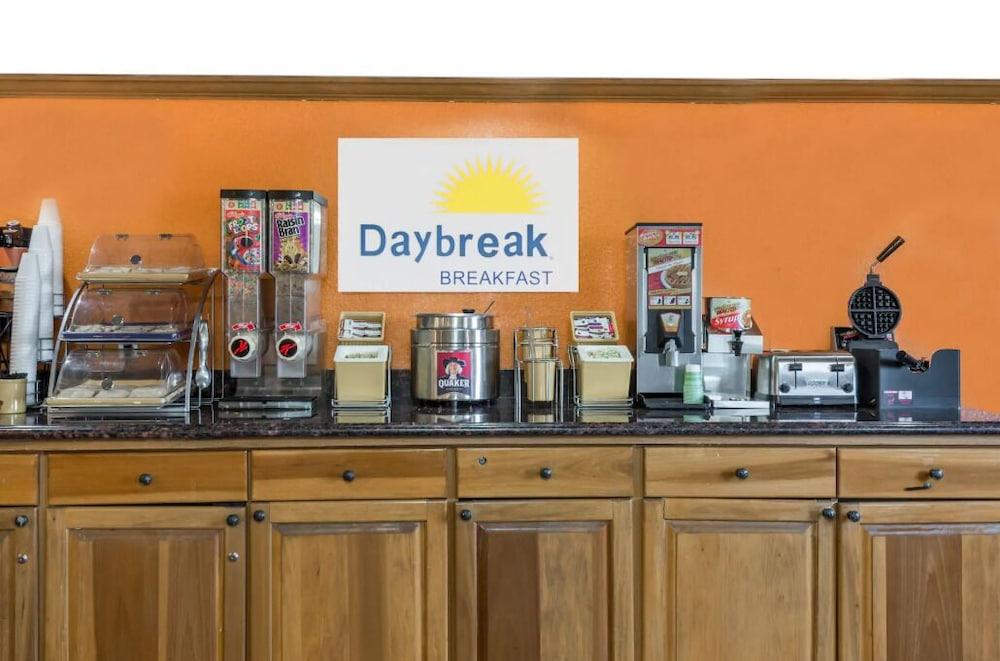 Days Inn by Wyndham Amherst