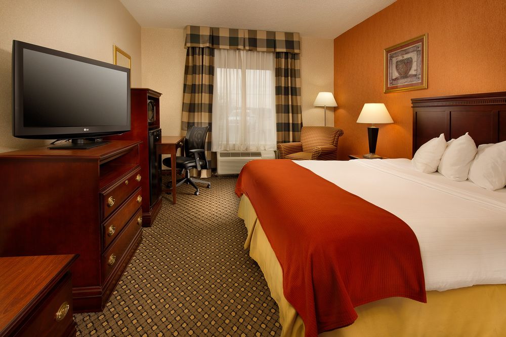 HOLIDAY INN EXPRESS HOTEL AND SUITES CHAMBERSBURG