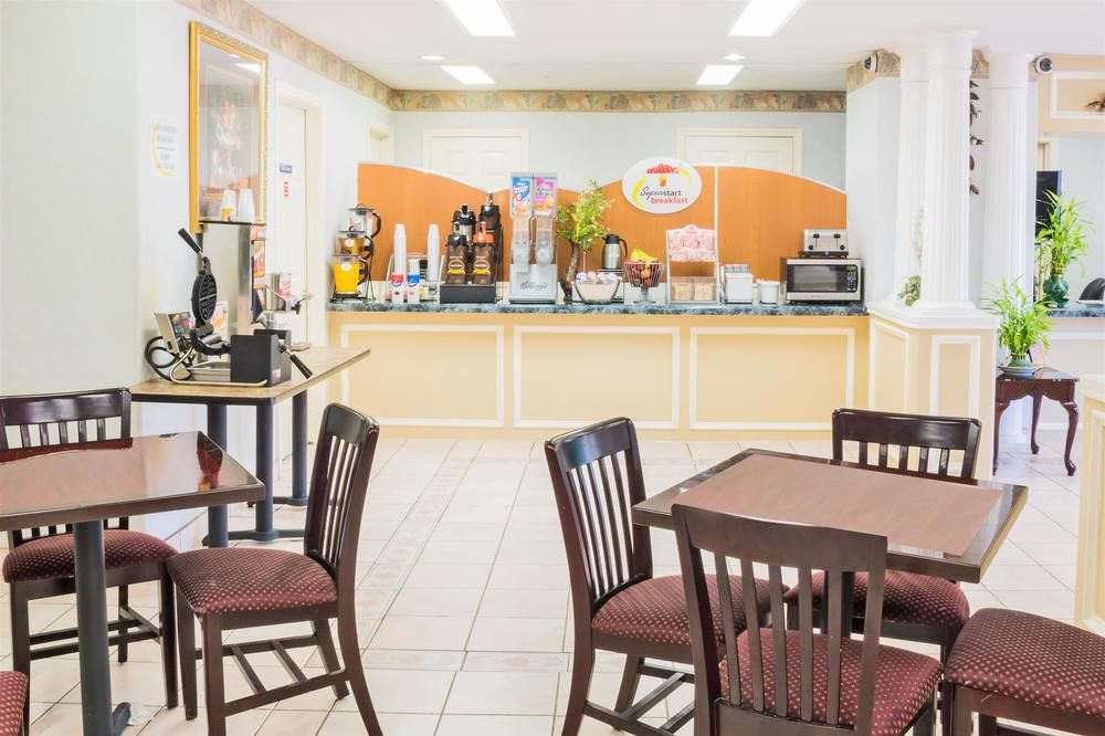 Super 8 by Wyndham Sealy