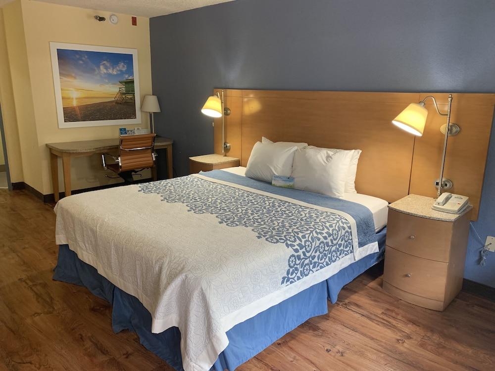Days Inn And Suites by Wyndham Savannah Gateway