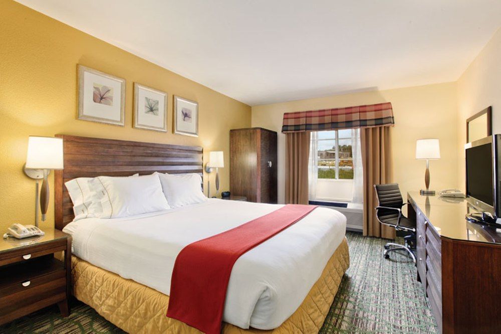 HOLIDAY INN EXPRESS HOTEL AND SUITES ESCONDIDO 