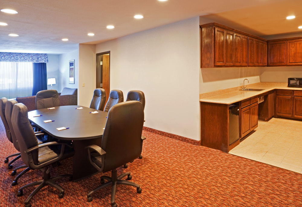 HOLIDAY INN EXPRESS HOTEL AND SUITES STEPHENVILLE