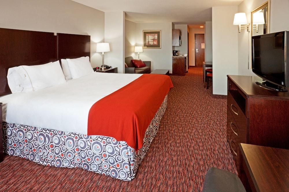 HOLIDAY INN EXPRESS HOTEL AND SUITES STEPHENVILLE