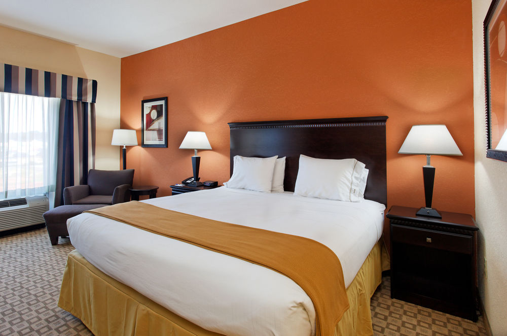 Holiday Inn Express and Suites Talladega