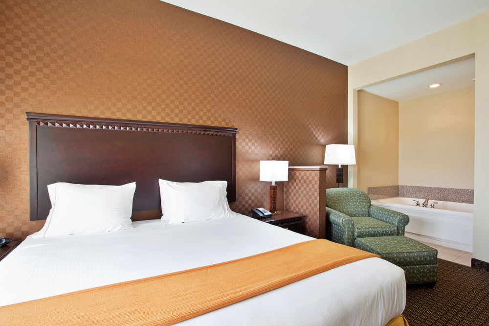 HOLIDAY INN EXPRESS HOTEL AND SUITES PERU - LASALLE AREA