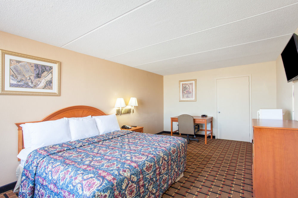 Days Inn & Suites by Wyndham Pigeon Forge