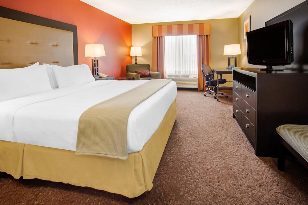 HOLIDAY INN EXPRESS HOTEL AND SUITES MUNCIE