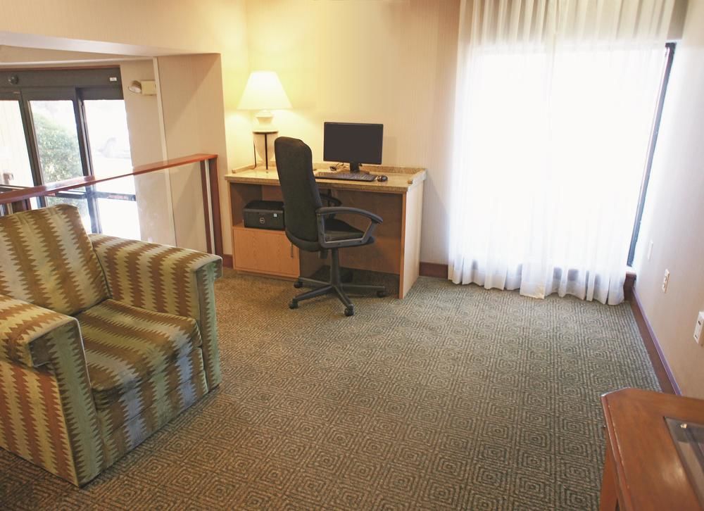 La Quinta Inn & Suites by Wyndham Stamford / New York City