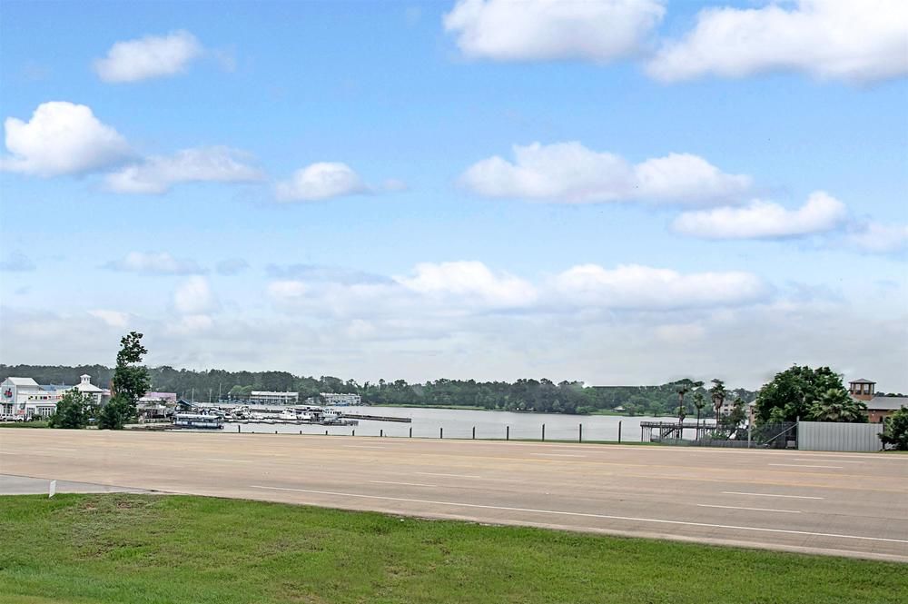 Super 8 by Wyndham Montgomery/ Lake Conroe