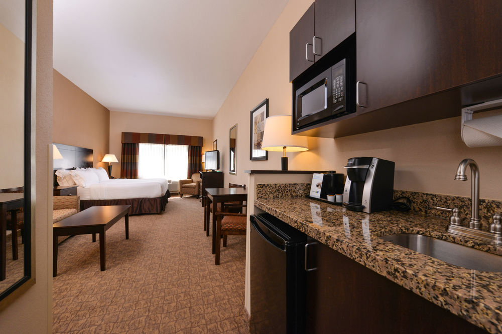 Holiday Inn Express & Suites Bridgeport, an IHG Hotel