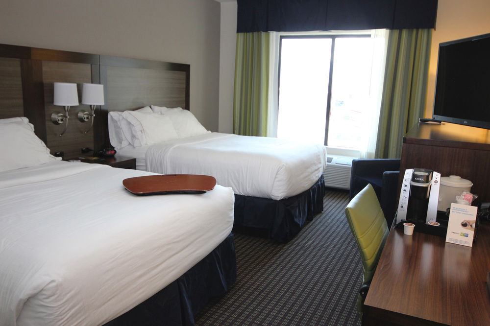 HOLIDAY INN EXPRESS & SUITES B