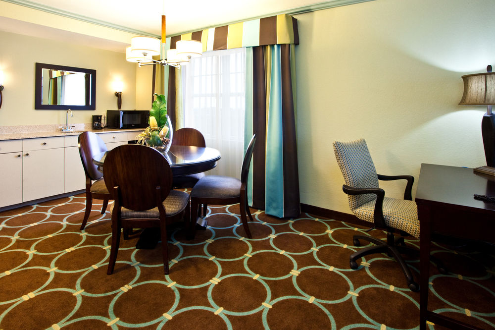 HOLIDAY INN SARASOTA-LAKEWOOD