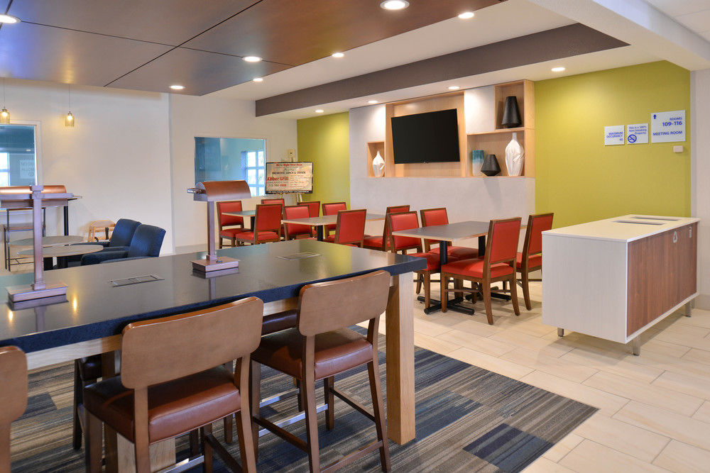 Holiday Inn Express and Suites Stevens Point, an IHG Hotel