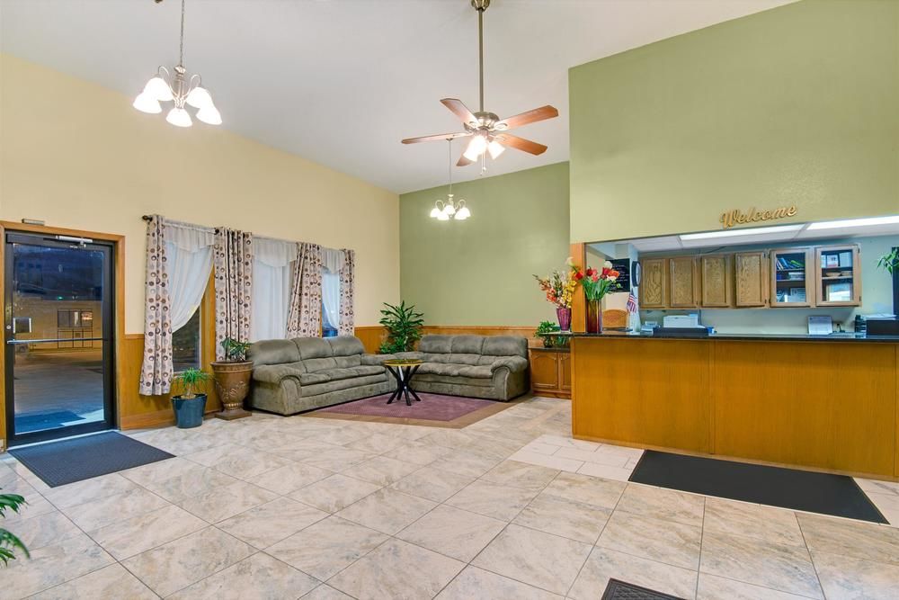 Super 8 by Wyndham Lenexa Overland Park/Mall Area