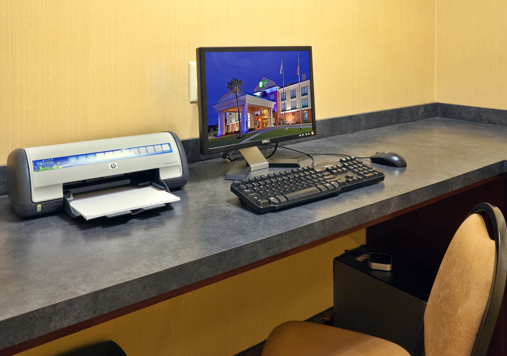 HOLIDAY INN EXPRESS HOTEL AND SUITES SELMA