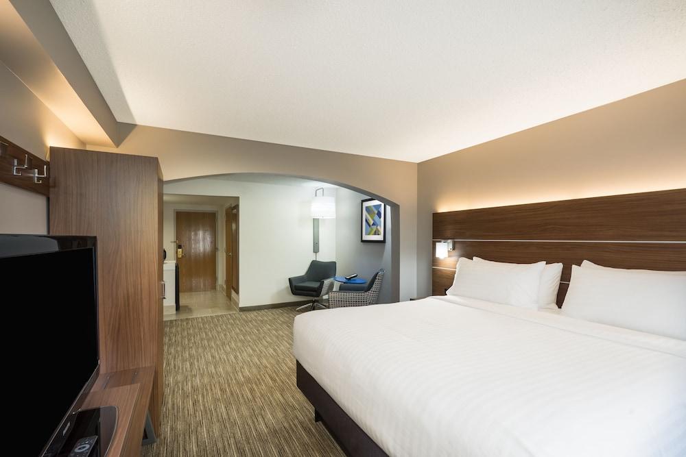 HOLIDAY INN EXPRESS HOTEL AND SUITES LOUISVILLE