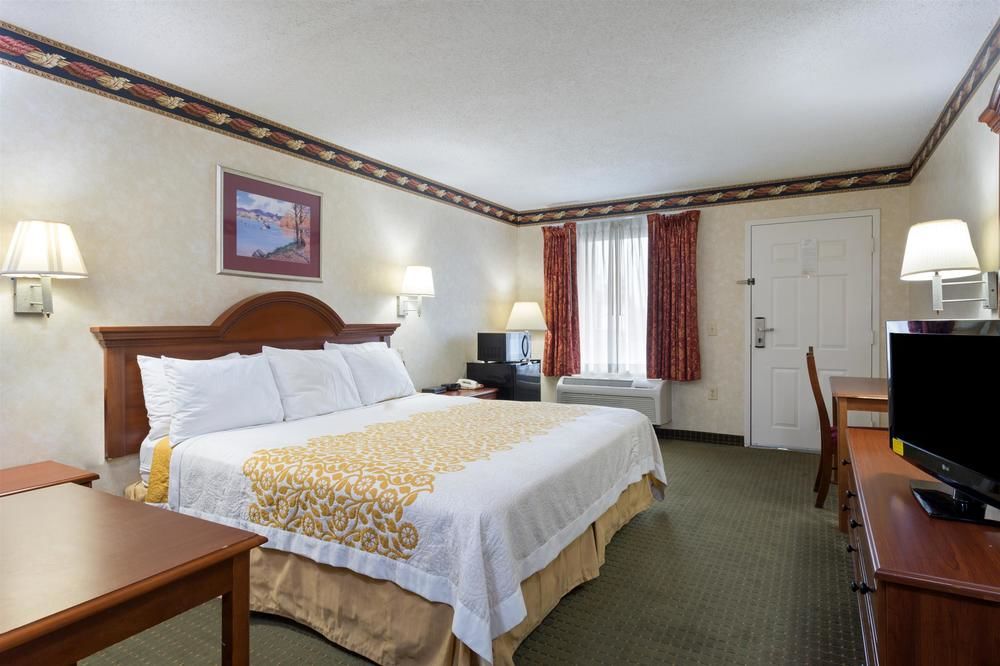 Days Inn by Wyndham Clinton