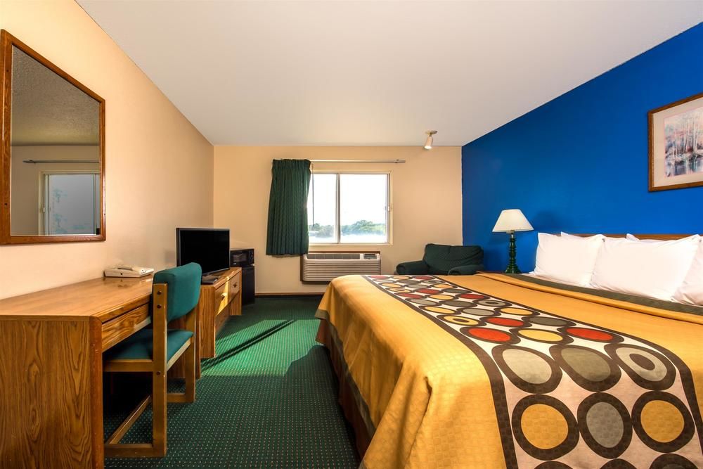 SUPER 8 WACO UNIVERSITY AREA