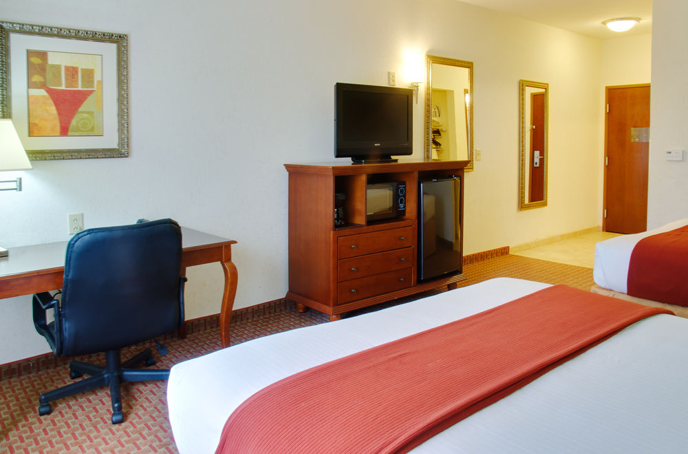 Holiday Inn Express & Suites Center, an IHG Hotel