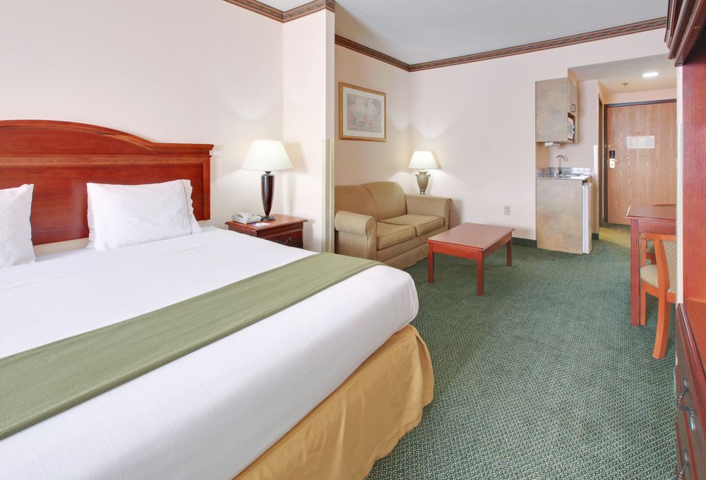 Holiday Inn Express Hotel & Suites Cleveland, an IHG Hotel