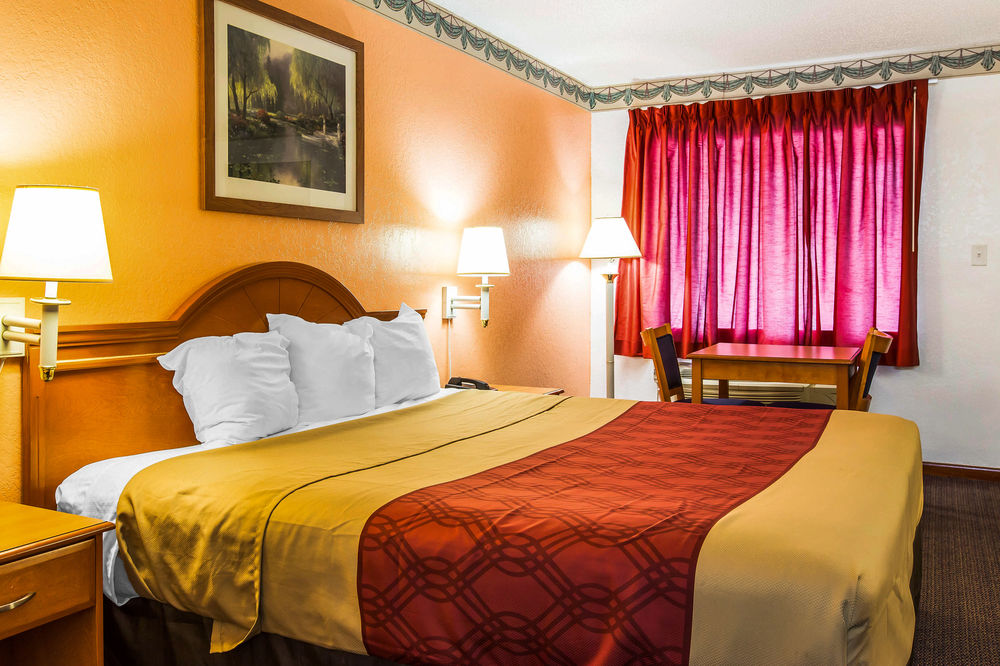 Econo Lodge Inn & Suites