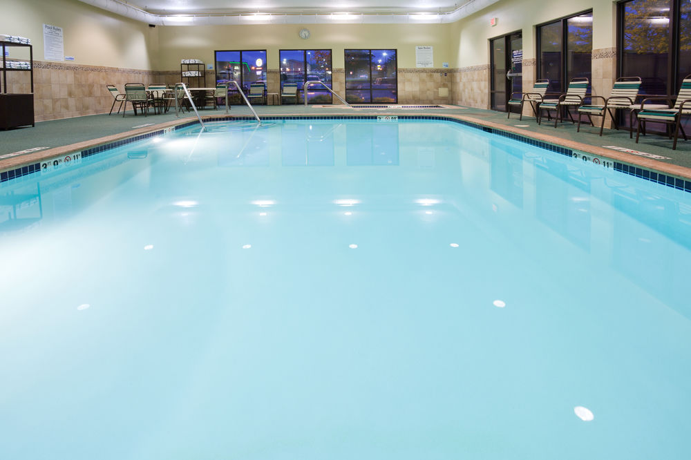 Holiday Inn Express & Suites - Interstate 380 at 33rd Avenue, an IHG Hotel