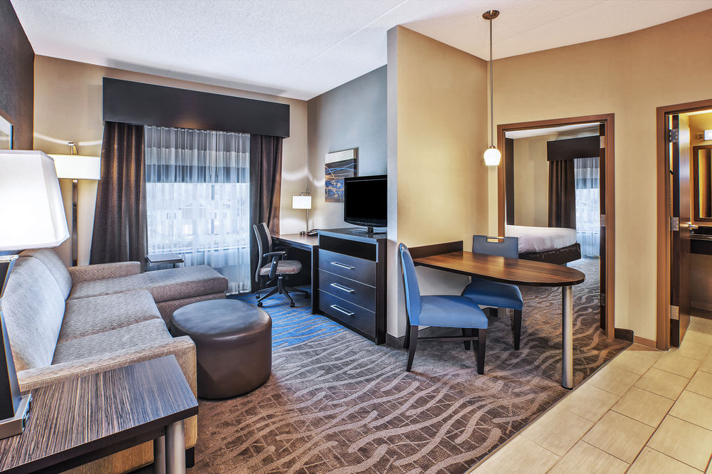HOLIDAY INN EXPRESS HOTEL AND SUITES DAYTON SOUTH - MALL AREA