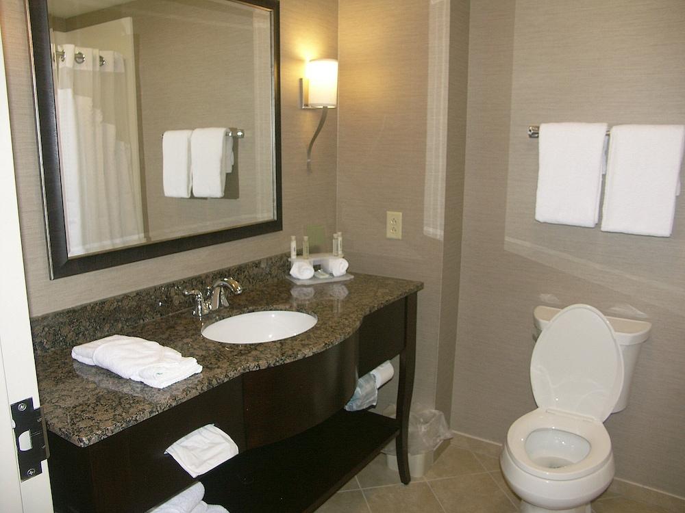 HOLIDAY INN EXPRESS HOTEL AND SUITES CLEVELAND NORTHWEST