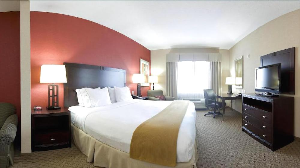 HOLIDAY INN EXPRESS HOTEL AND SUITES CRESTVIEW