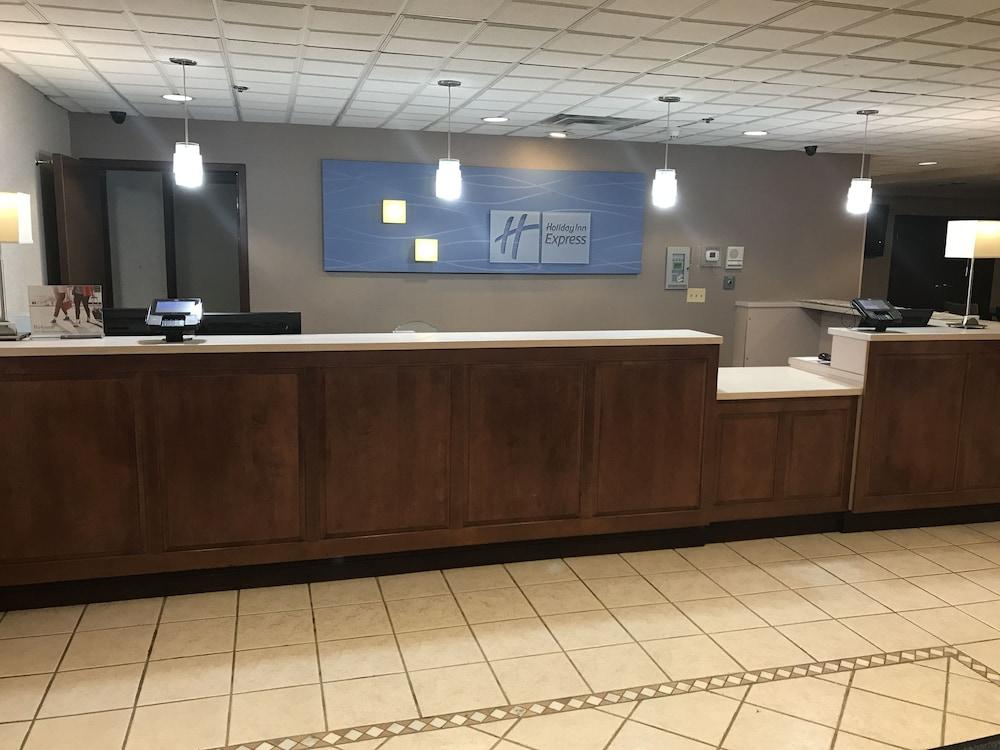 HOLIDAY INN EXPRESS HOTEL AND SUITES CHARLESTON-SOUTHRIDGE