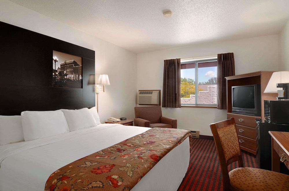 Super 8 by Wyndham La Crosse