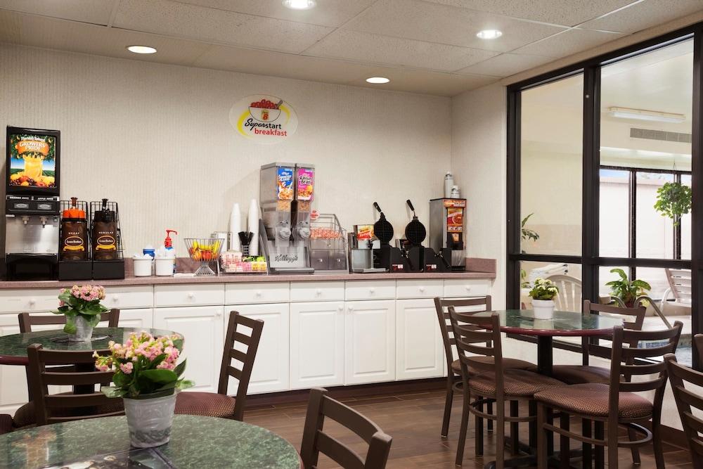 Super 8 by Wyndham Aurora/Naperville Area