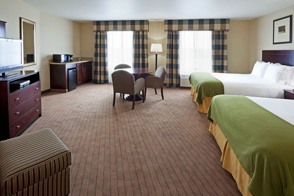 HOLIDAY INN EXPRESS HOTEL AND SUITES SYRACUSE NORTH - AIRPORT AREA