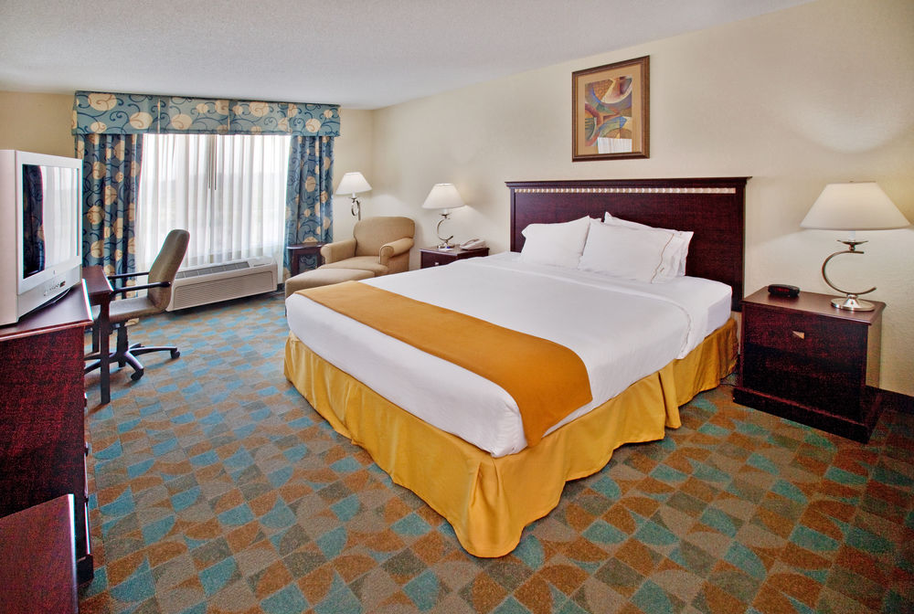 HOLIDAY INN EXPRESS HOTEL AND SUITES ALTOONA-DES MOINES