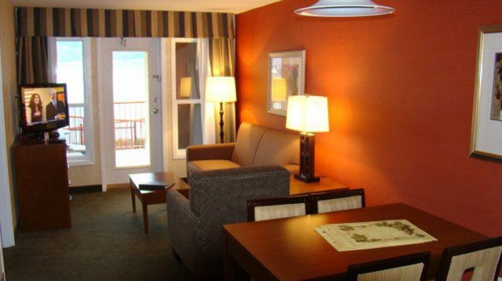 HOLIDAY INN HOTEL AND SUITES OSOYOOS