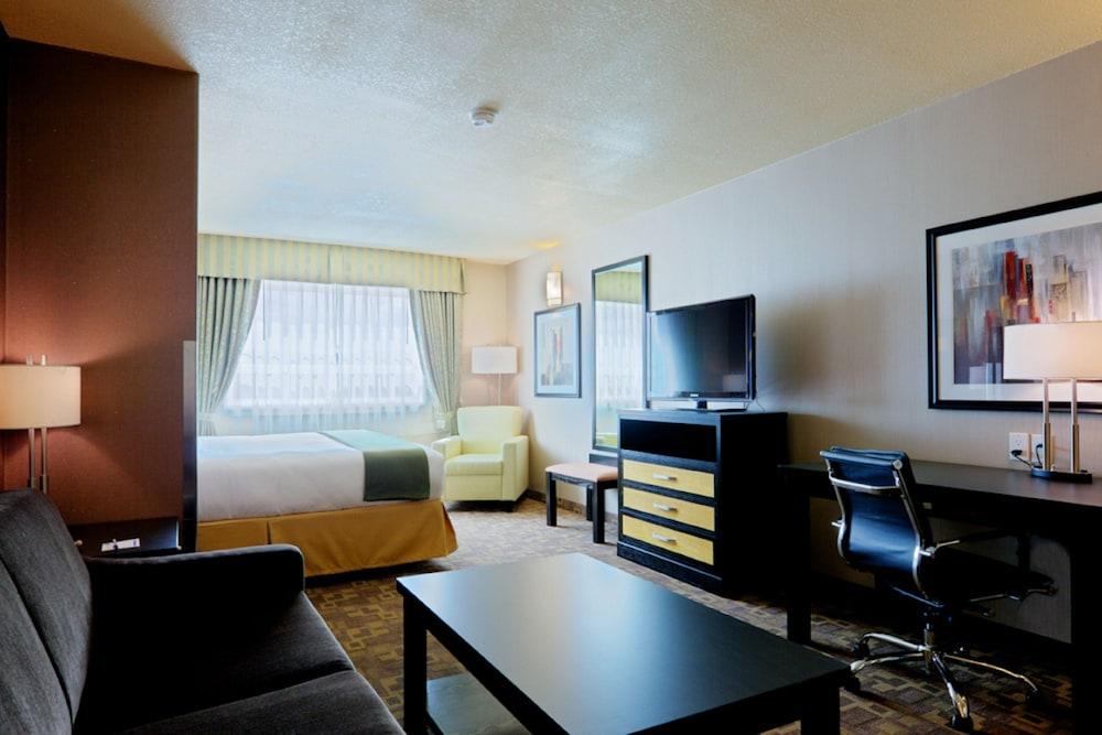 HOLIDAY INN EXPRESS HOTEL AND SUITES DAWSON CREEK