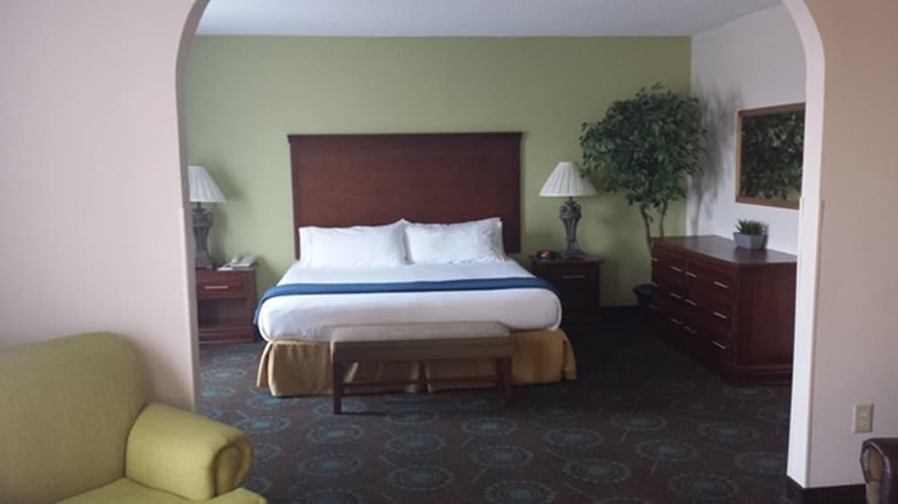 HOLIDAY INN EXPRESS HOTEL AND SUITES MOREHEAD CITY