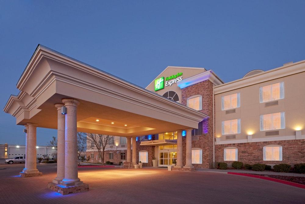 Holiday Inn Express and Suites Eagle Pass
