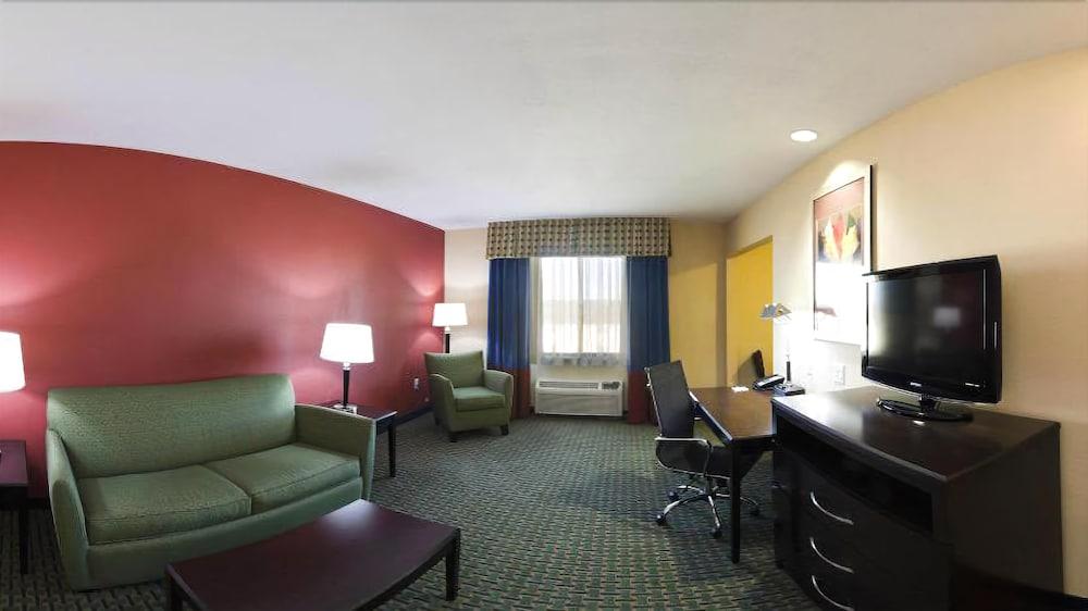 HOLIDAY INN EXPRESS SUITES WEST