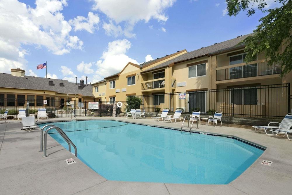 Days Inn & Suites Omaha NE