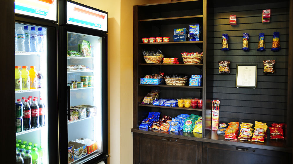 Holiday Inn Express & Suites Delafield, an IHG Hotel