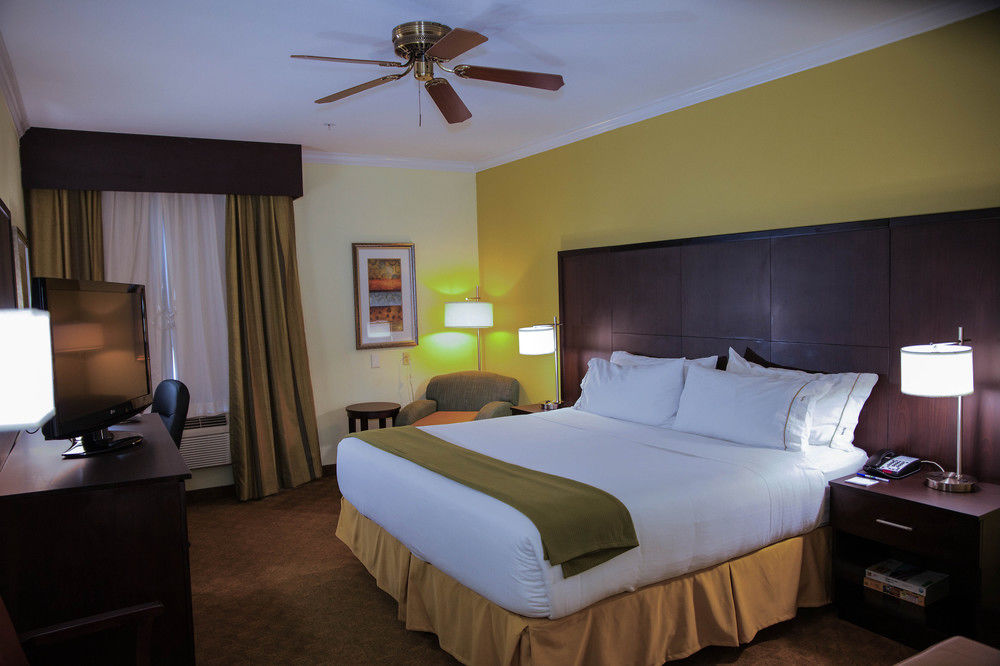 Holiday Inn Express & Suites Houston North Intercontinental, an IHG Hotel
