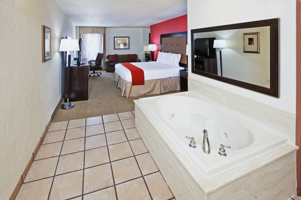 Holiday Inn Express and Suites Oklahoma City Penn
