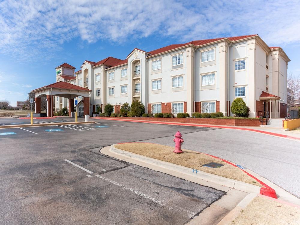 Holiday Inn Express and Suites Oklahoma City Penn