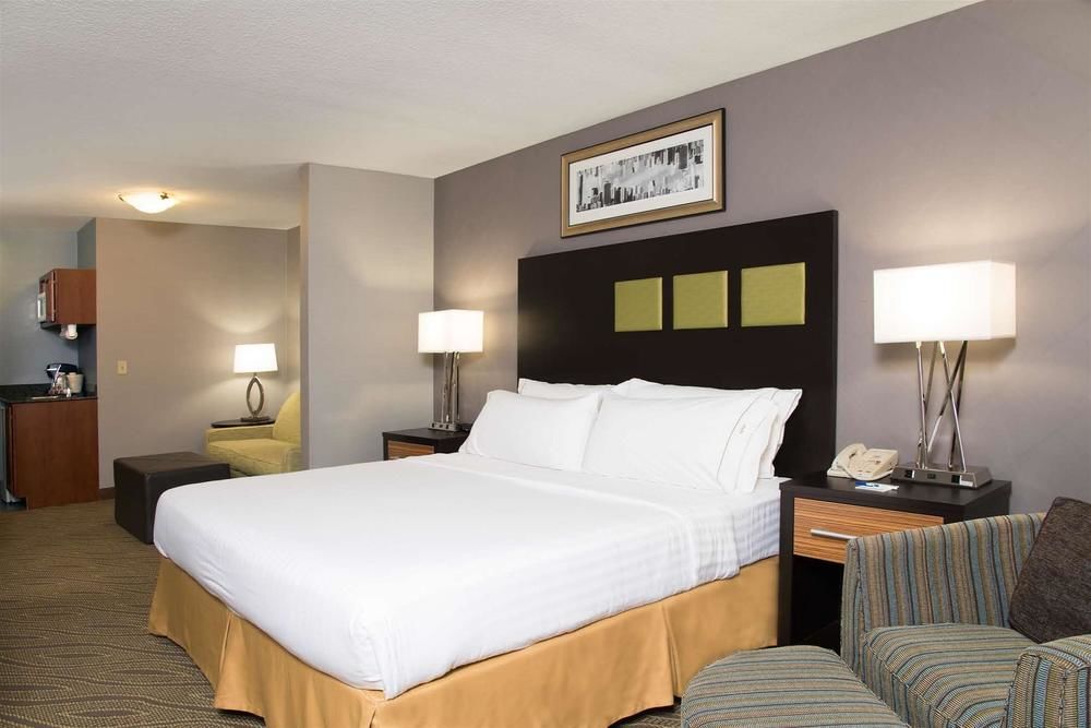 HOLIDAY INN EXPRESS & SUITES D