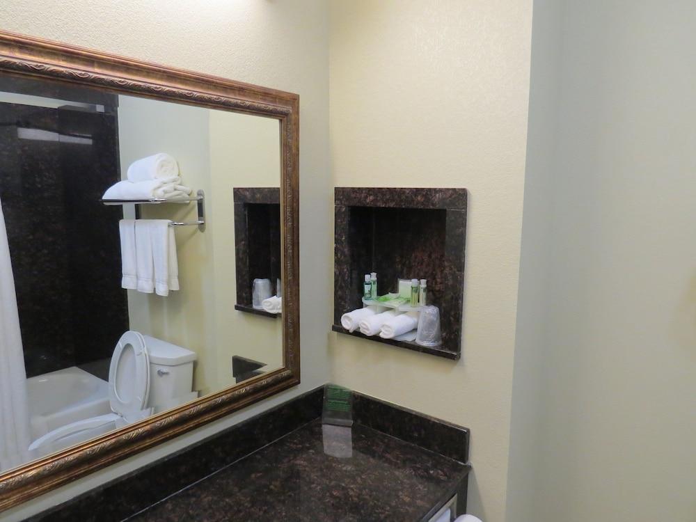 Holiday Inn Express & Suites Pampa, an IHG Hotel