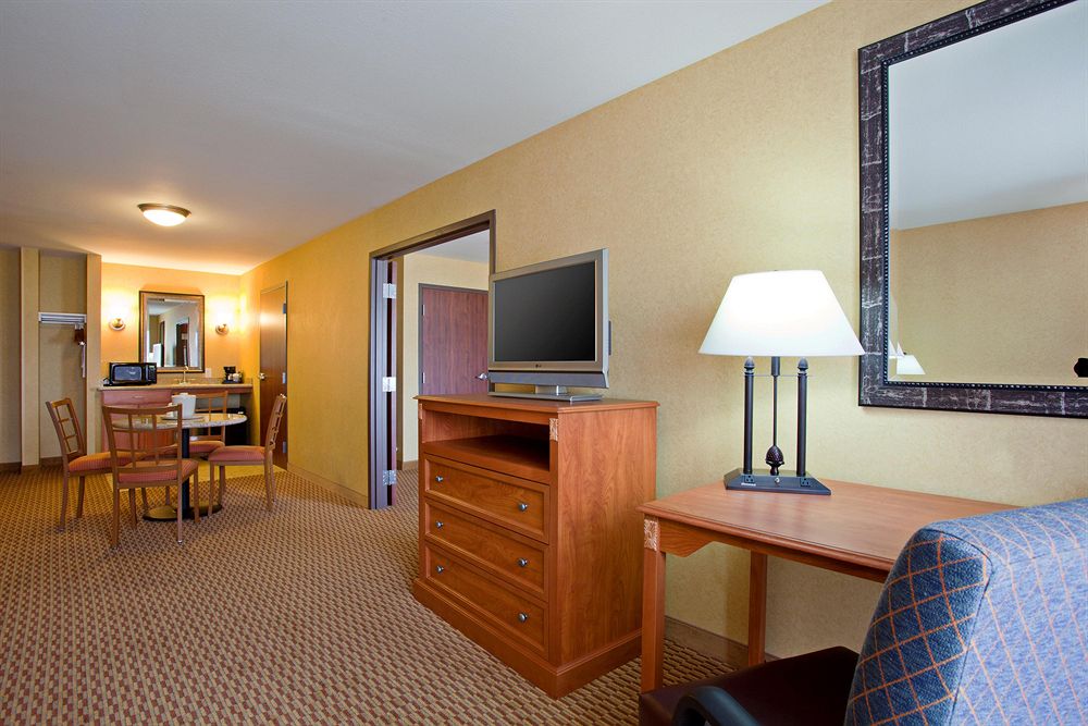 HOLIDAY INN EXPRESS HOTEL AND SUITES ONTARIO AIRPORT