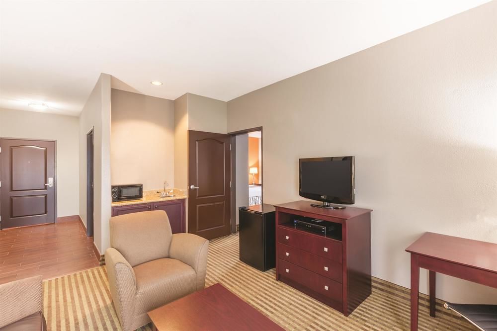 La Quinta Inn & Suites by Wyndham Houston Bush Intl Airpt E