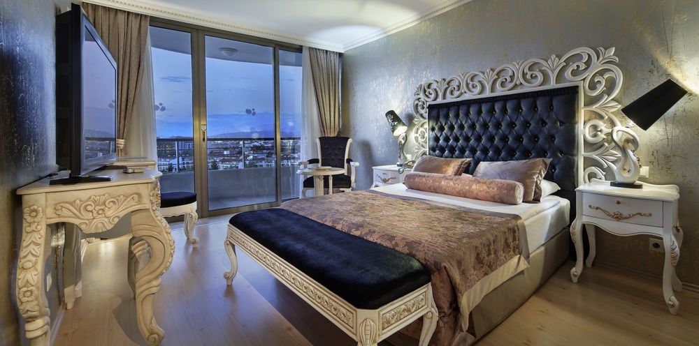 CRYSTAL SUNRISE QUEEN LUXURY RESORT & SPA
