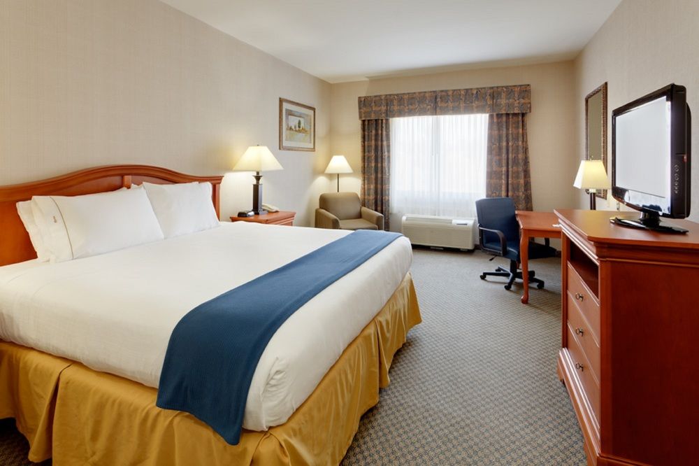 HOLIDAY INN EXPRESS HOTEL AND SUITES ROCHESTER-VICTOR